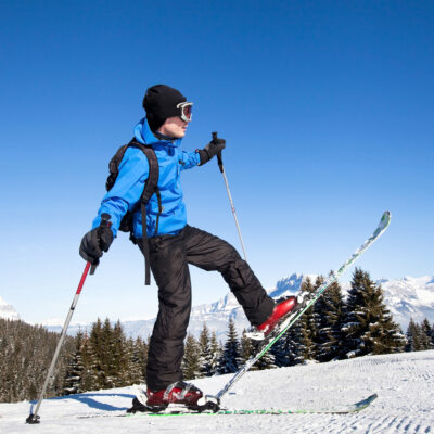 giovane uomo che si diverte con gli sci - noleggio di sci