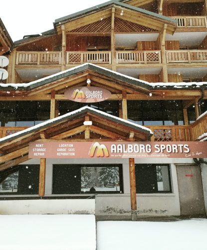 L'ingresso di Aalborg sport, un negozio nelle due Alpi